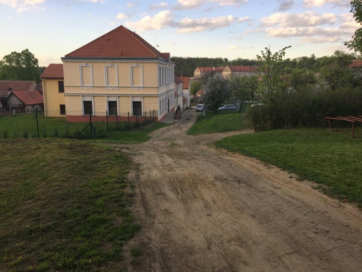 Penzion Zamecek Uhercice  Exteriér fotografie